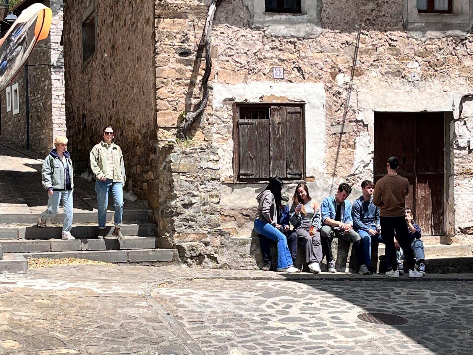 Blanca Suárez , Claudia Mora y extras de la zona en el rodaje de &quot;Parecido a un asesinato&quot; en Siresa