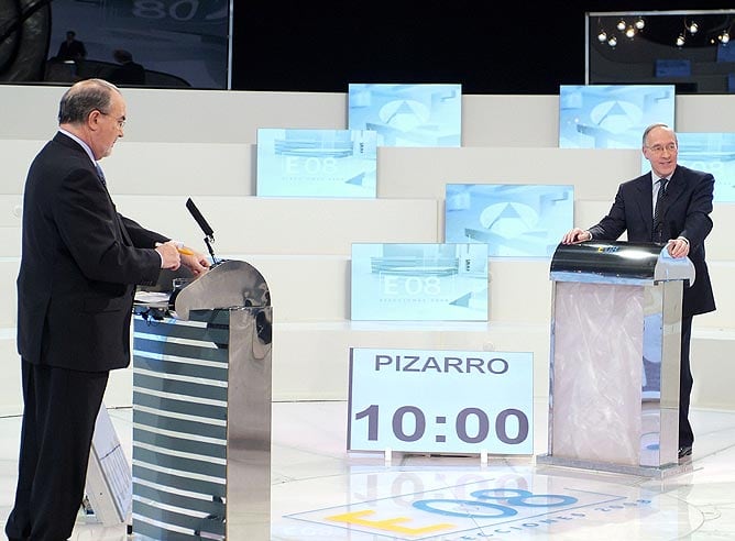 Pedro Solbes y Manuel Pizarro durante el debate.