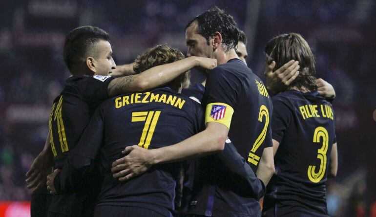 Griezmann celebra el gol con sus compañeros.