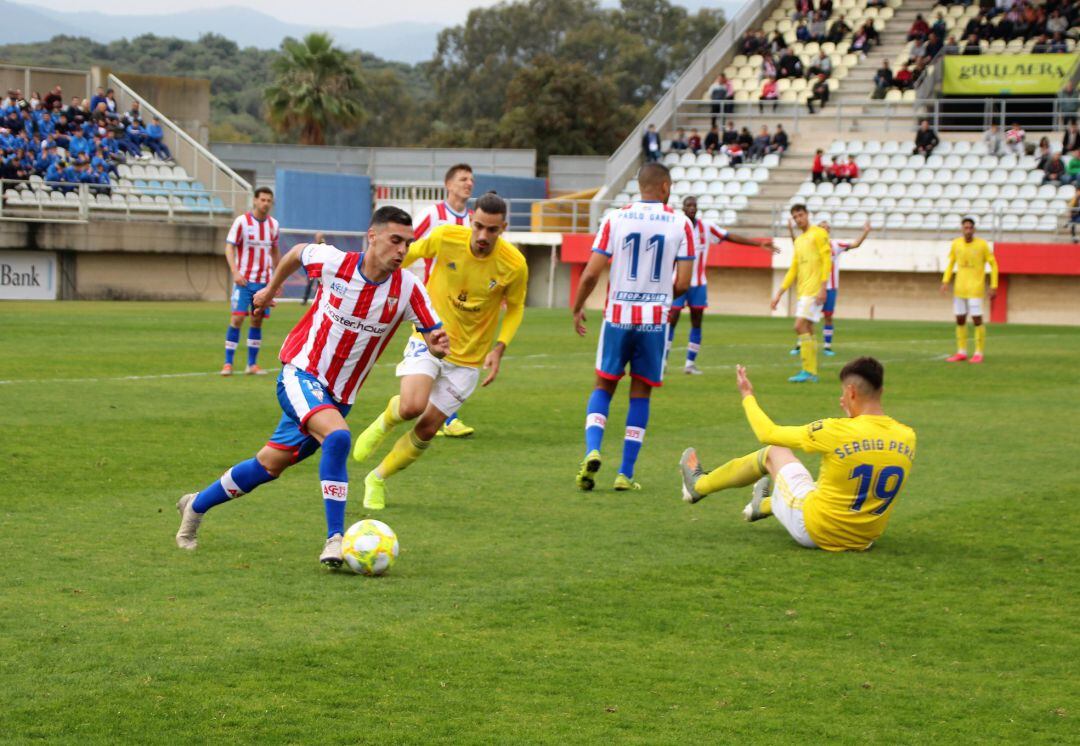 Martín ante el Cádiz B.