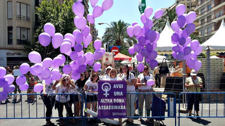 Movilización de la Plataforma Feminista de Alicante en las  Hogueras de 2015