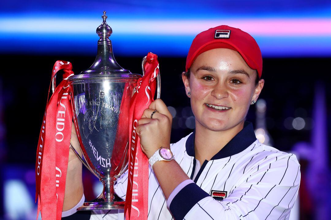 Ashleigh Barty con el trofeo de maestra.