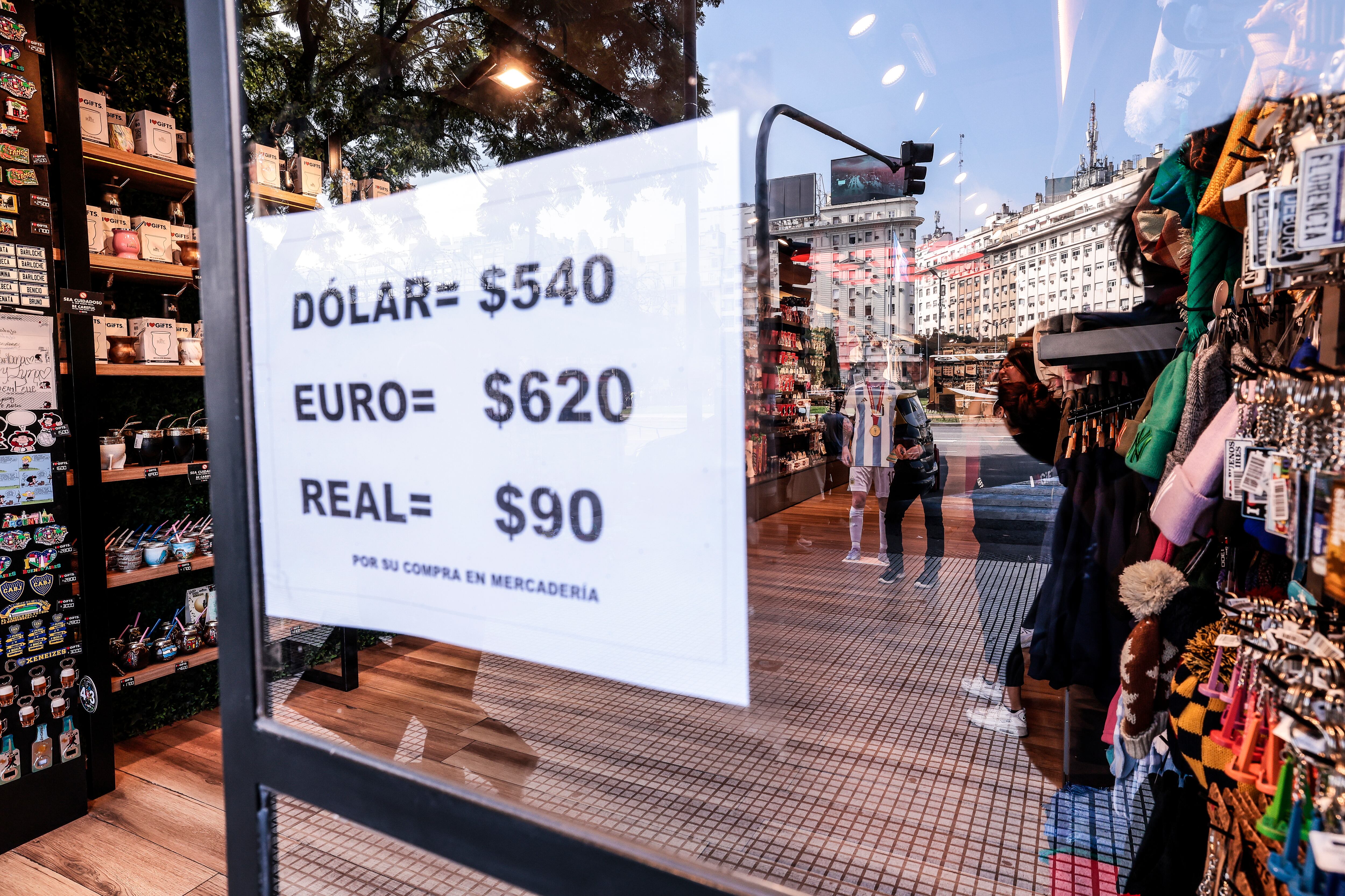 AME4427. BUENOS AIRES (ARGENTINA), 26/04/2023.- Fotografía de un cartel con la cotización de las divisas hoy, en una tienda de Buenos Aires (Argentina). Angustia, ausencia de precios y falta de mercancías en establecimientos se generalizan en Argentina debido al alza de los tipos de cambio paralelos, en una población acostumbrada a seguir el &#039;dólar blue&#039; (mercado negro) por las fuertes restricciones que aplica el Gobierno para acceder al oficial. EFE/ Juan Ignacio Roncoroni
