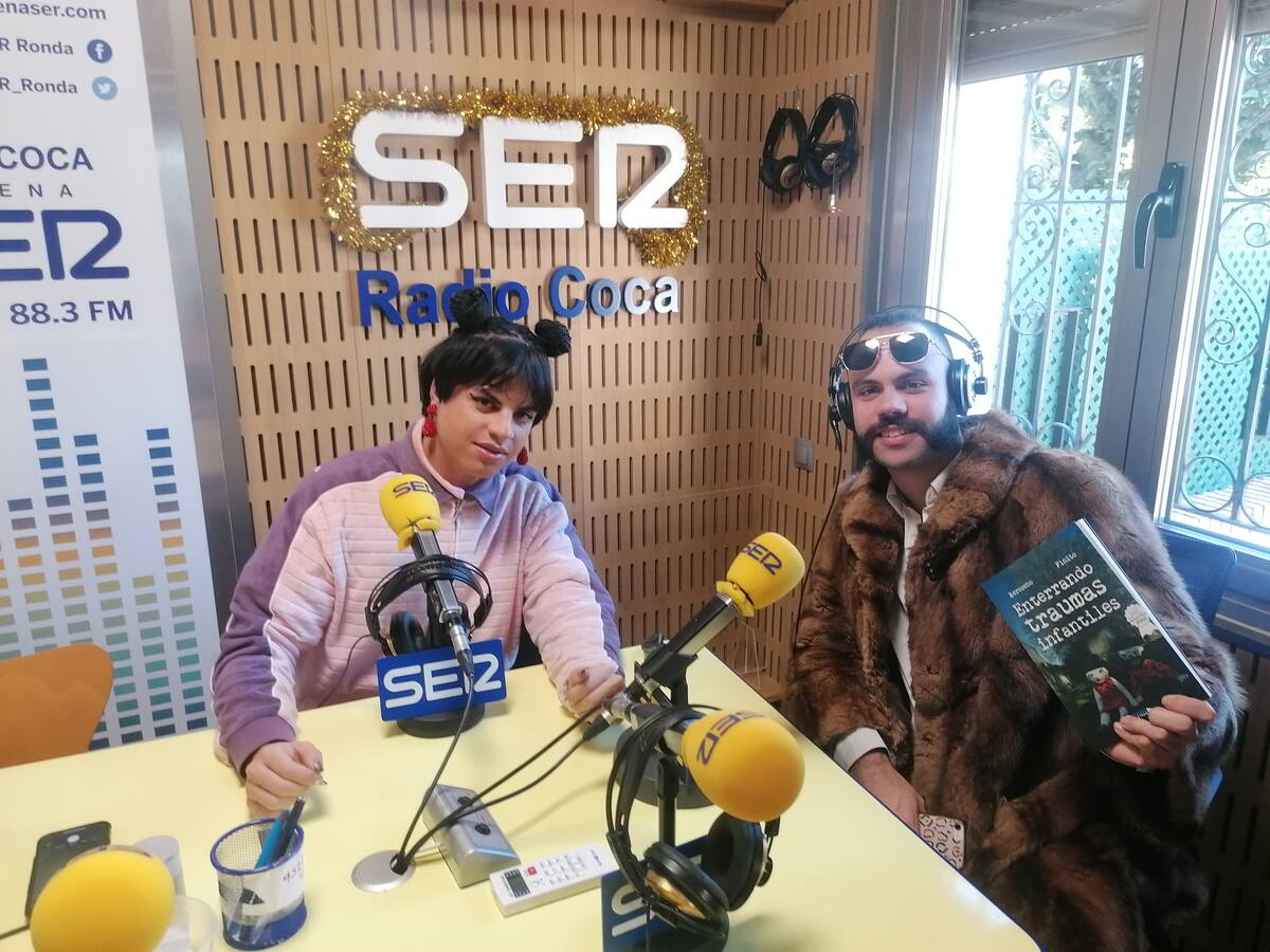 Los Artistas Finito y Keroseno presentan su libro “Enterrando traumas infantiles”