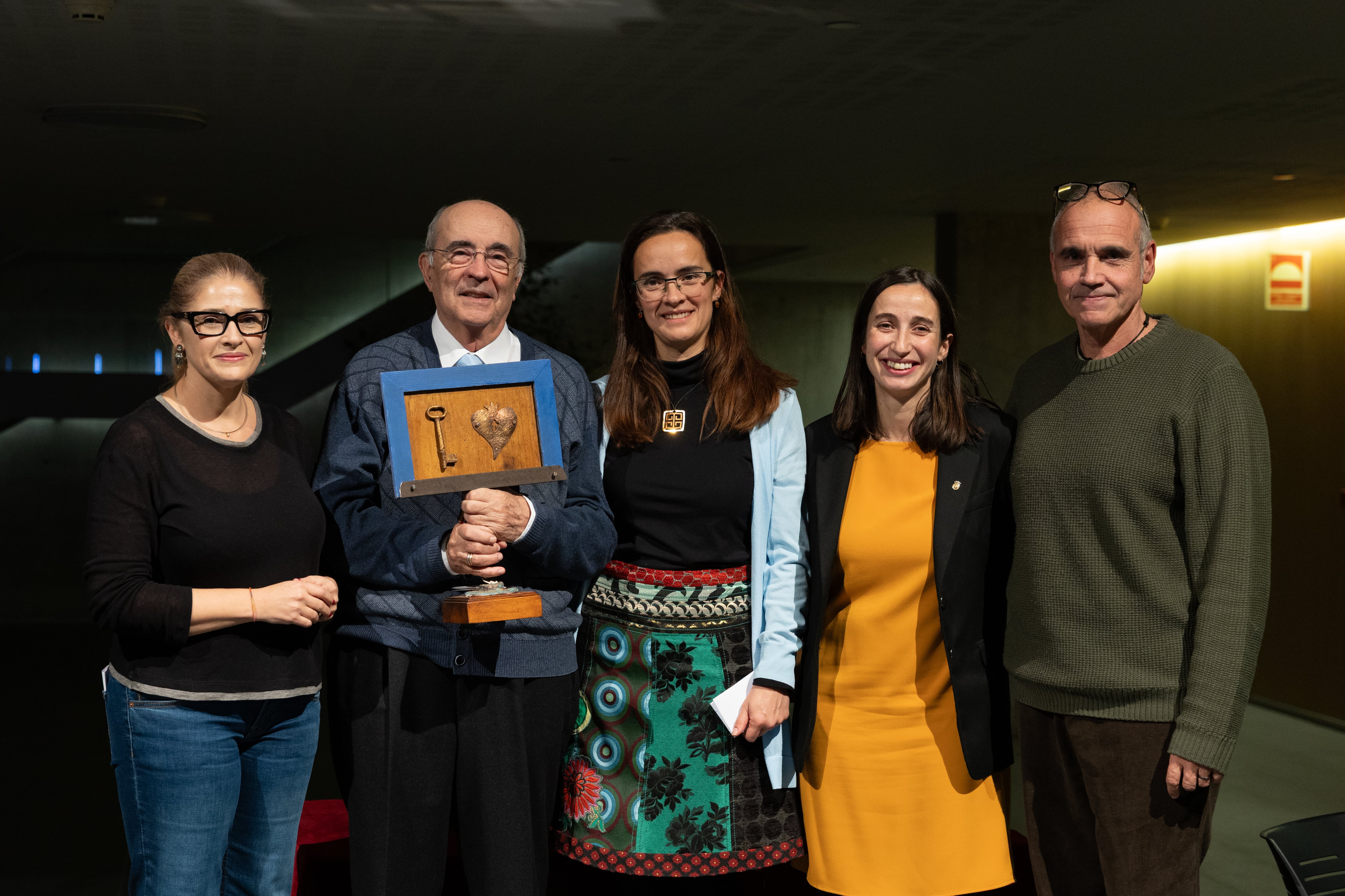 El periodista Gualbert Osòrio amb el premi Àgora Cultural 2025 per la seva contribució a la cultura periodística acompanyat dels també periodistes Noemí Rodríguez i Albert Roig, la seva filla Carolina, i la cònsol menor d&#039;Andorra la Vella, Olalla Losada.