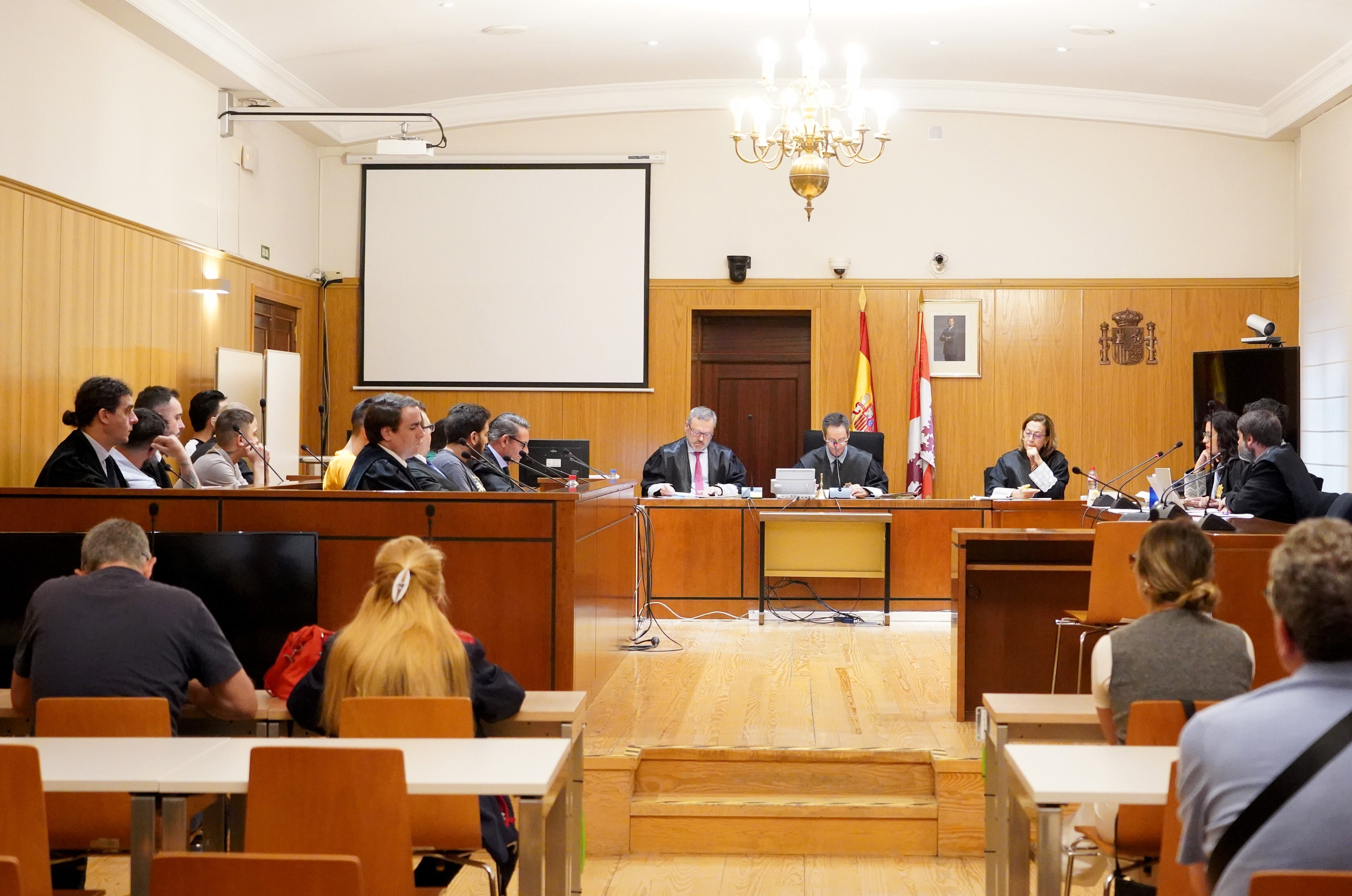 Juicio en la Audiencia Provincial contra cinco jóvenes que propinaron una paliza a otro en las fiestas de Pozaldez (Valladolid) por su condición sexual. Están acusados de un delito de odio y otro de lesiones.