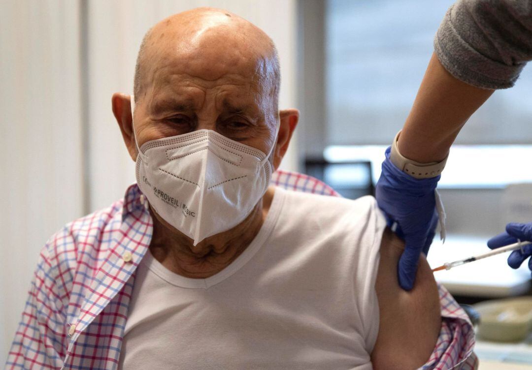 Un hombre es vacunado contra la Covid19.