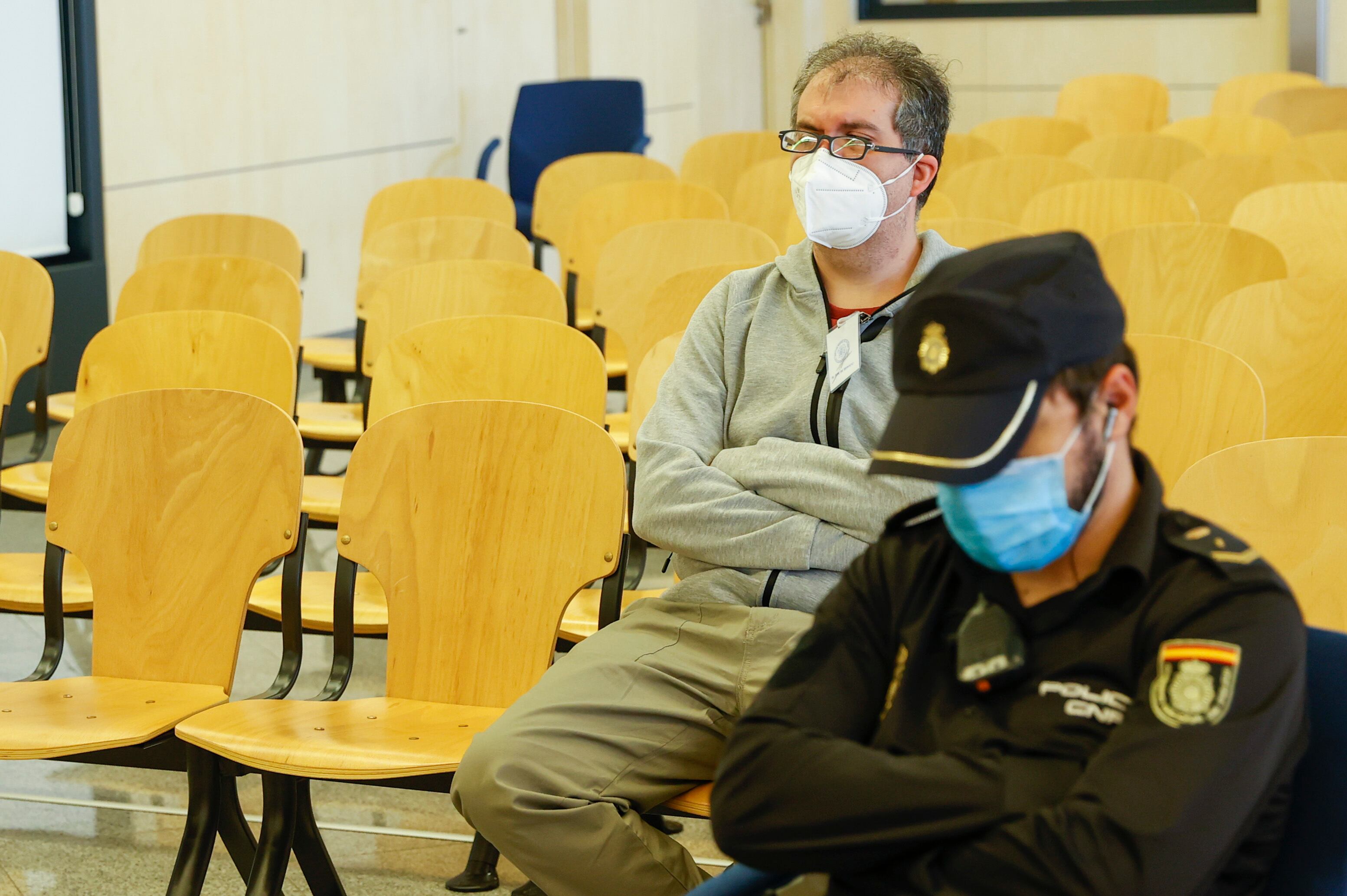 GRAF8864. SAN FERNANDO DE HENARES (MADRID) , 23/05/2022.- La Audiencia Nacional juzga este lunes en su sede de San Fernando de Henares (Madrid) a un ciudadano converso al islam, Francisco José Cabrero Quinero, para quien la Fiscalía pide tres años y seis meses de prisión por un delito de autoadoctrinamiento terrorista, acusado de querer cometer un atentado yihadista contra la sede del colectivo LGTBI en Las Palmas de Gran Canaria. EFE/ J.J. Guillén / ***POOL***
