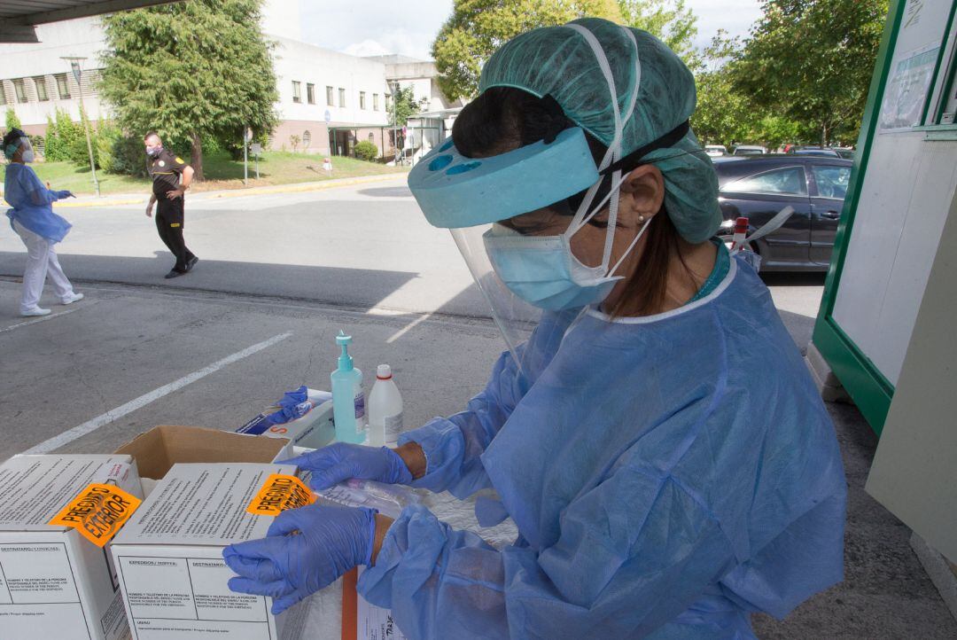 Una sanitaria prepara pruebas PCR en Monforte de Lemos (Lugo).