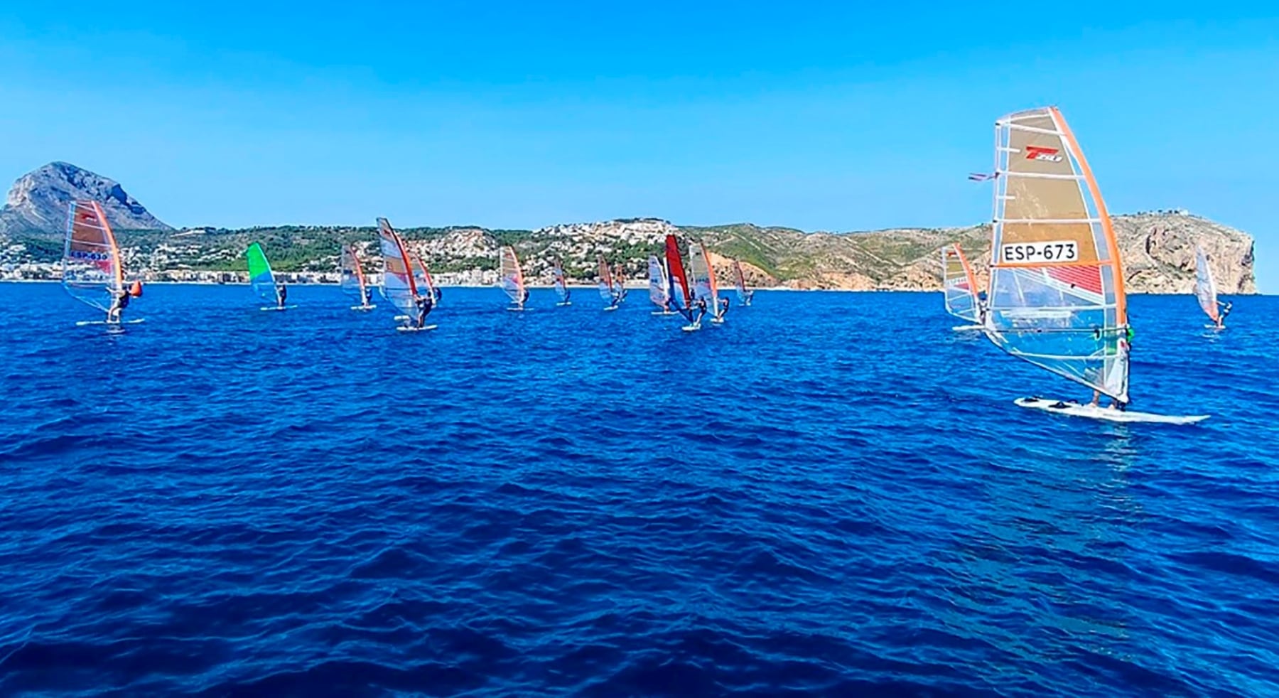 Una de las regatas del raceboard en la bahía de Xàbia.