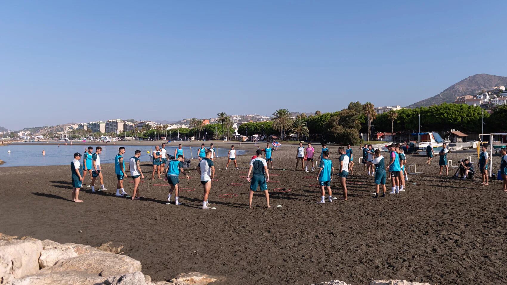 El Málaga realizó este miércoles una sesión física en la playa