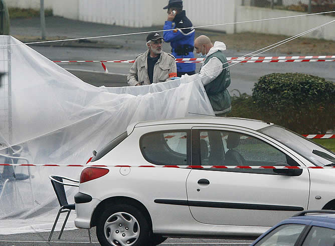 La policía francesa analiza el lugar de los hechos