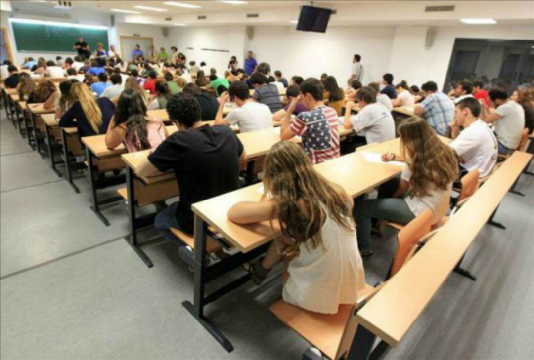 Alumnos durante un examen de selectividad