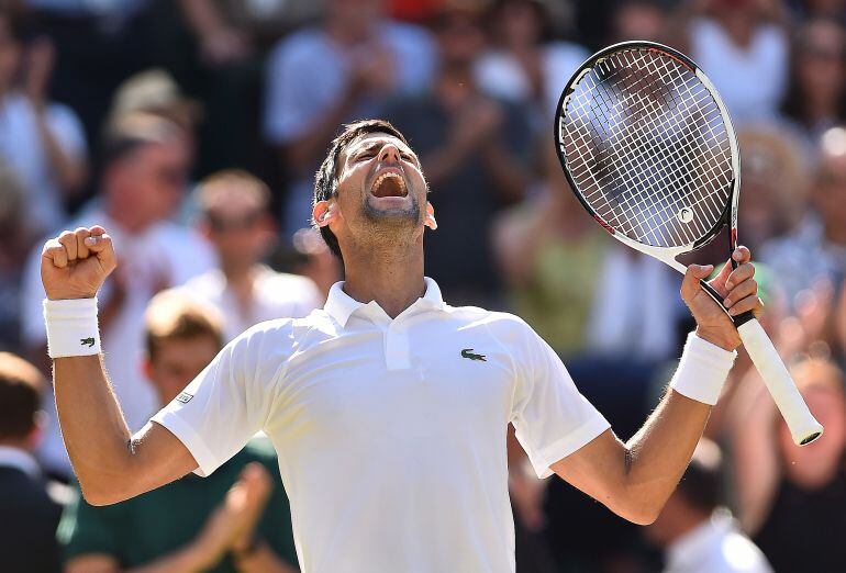 Djokovic celebra su victoria en Wimbledon