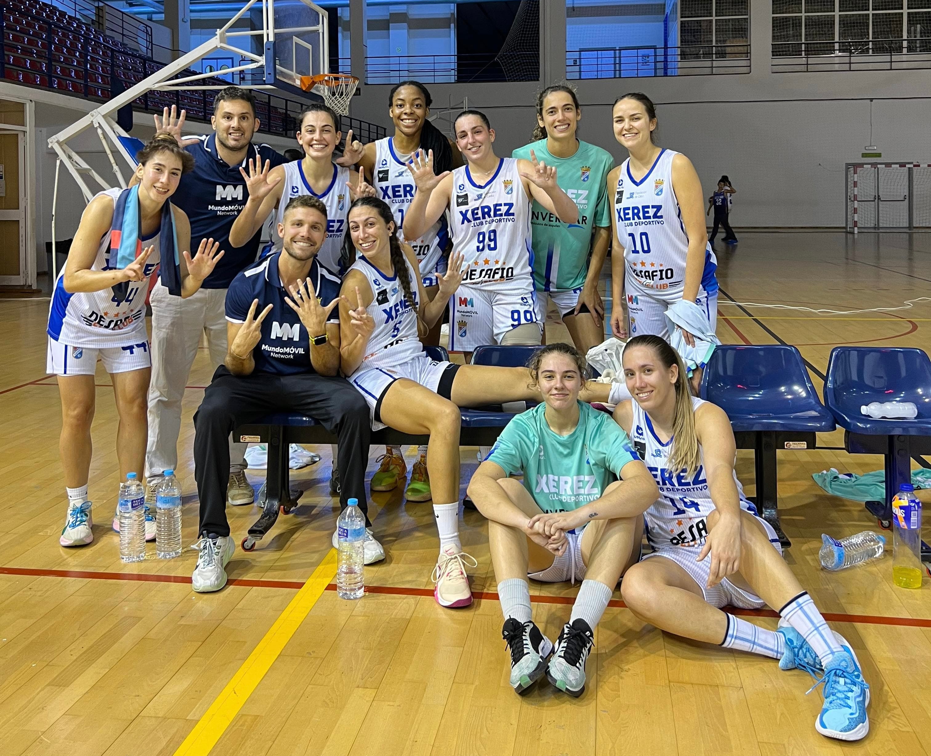 Las jugadoras del Xerez CD de Baloncesto celebran la victoria en la cancha