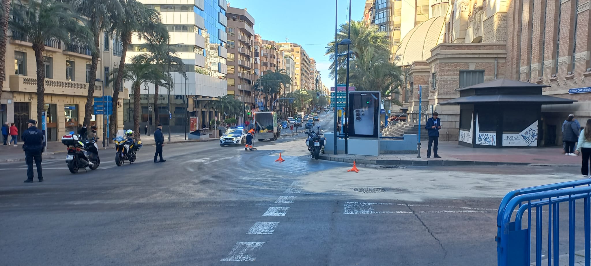 Una fuga de aceite de un autobús de línea provoca caos de circulación en el acceso a la ciudad por la prolongación de Alfonso El Sabio