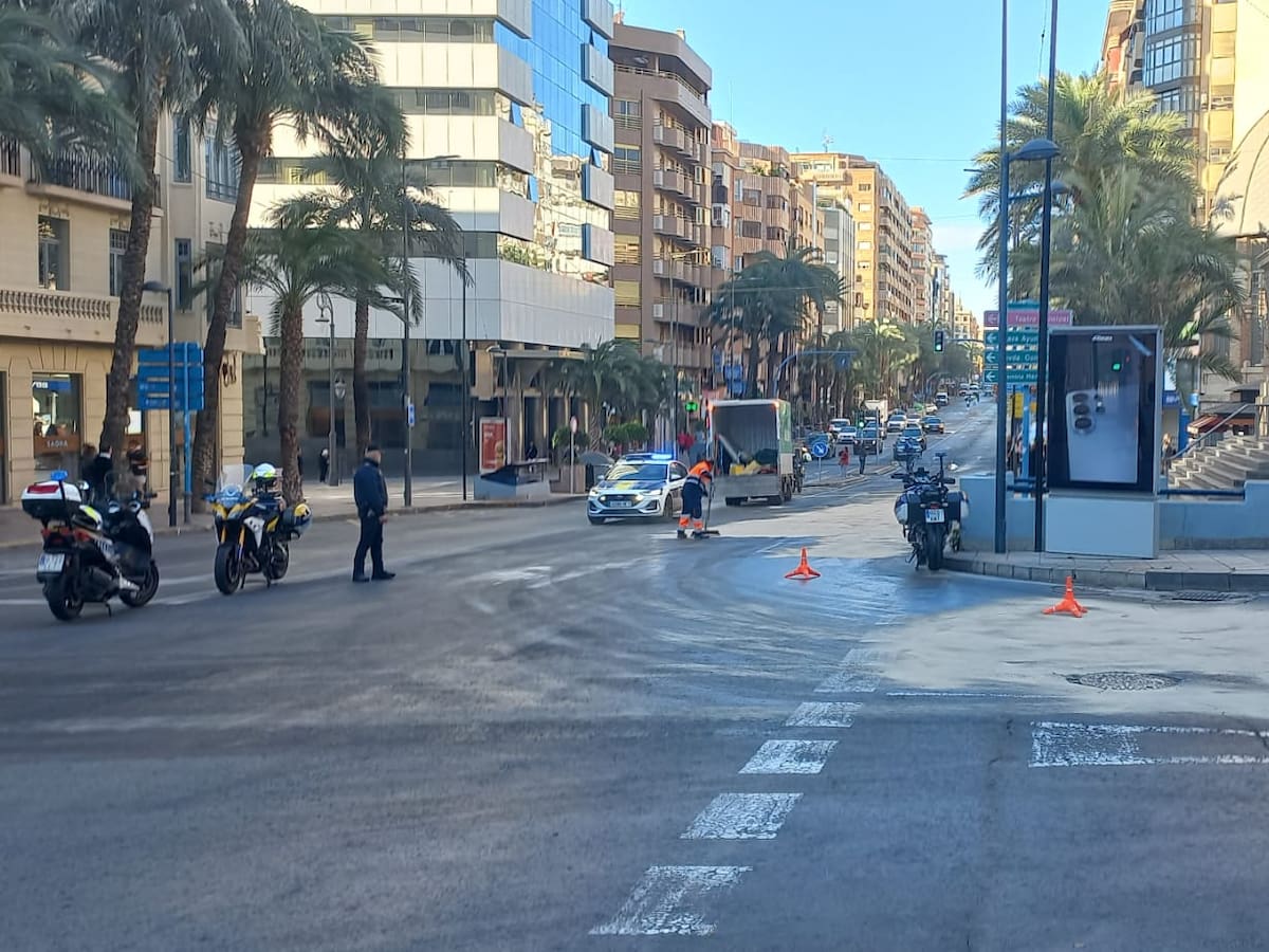Una fuga de aceite de un autobús de línea provoca el caos circulatorio en el acceso al casco urbano de Alicante