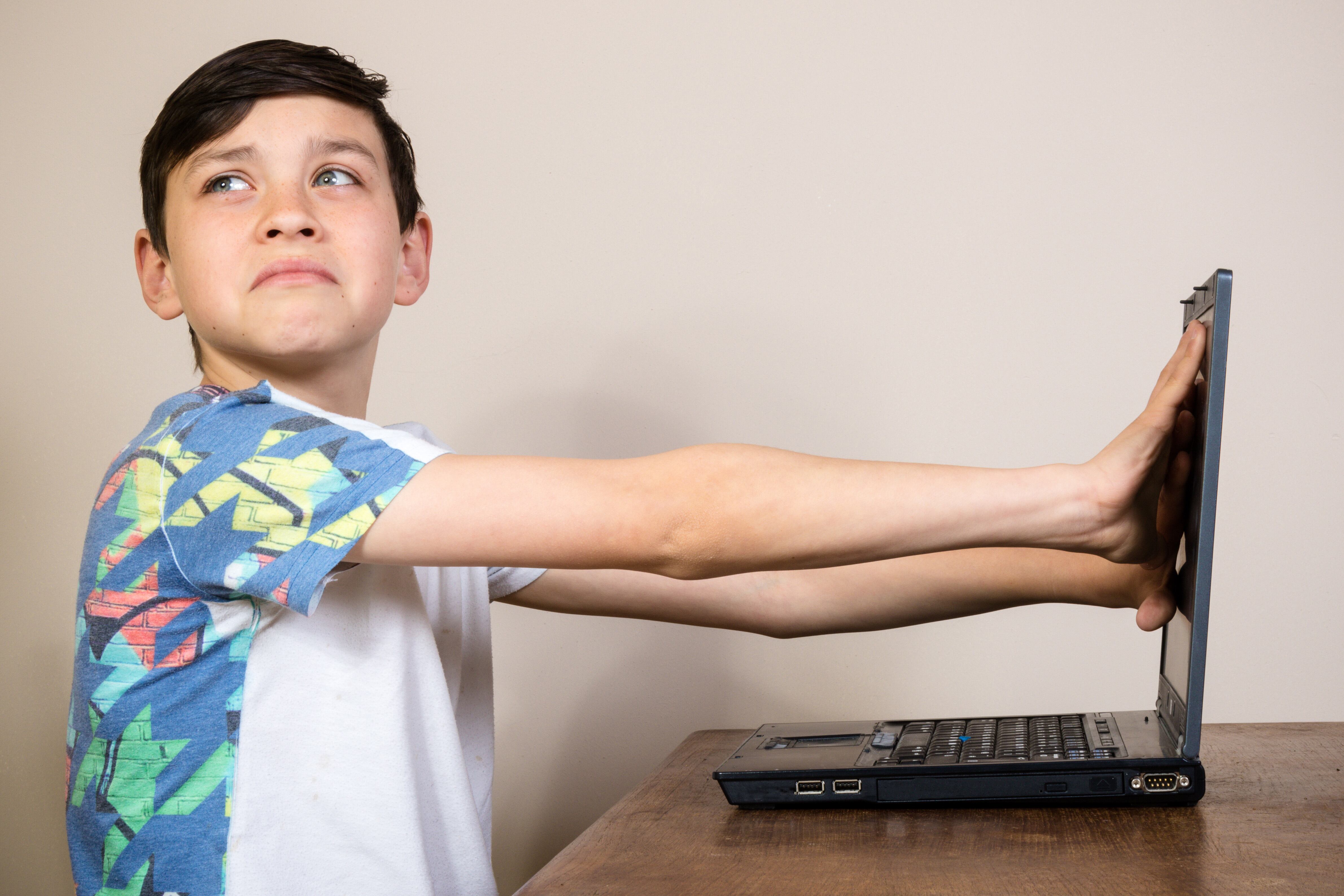 Las familias tienen que vigilar los contenidos que sus hijos menores ven en Internet.