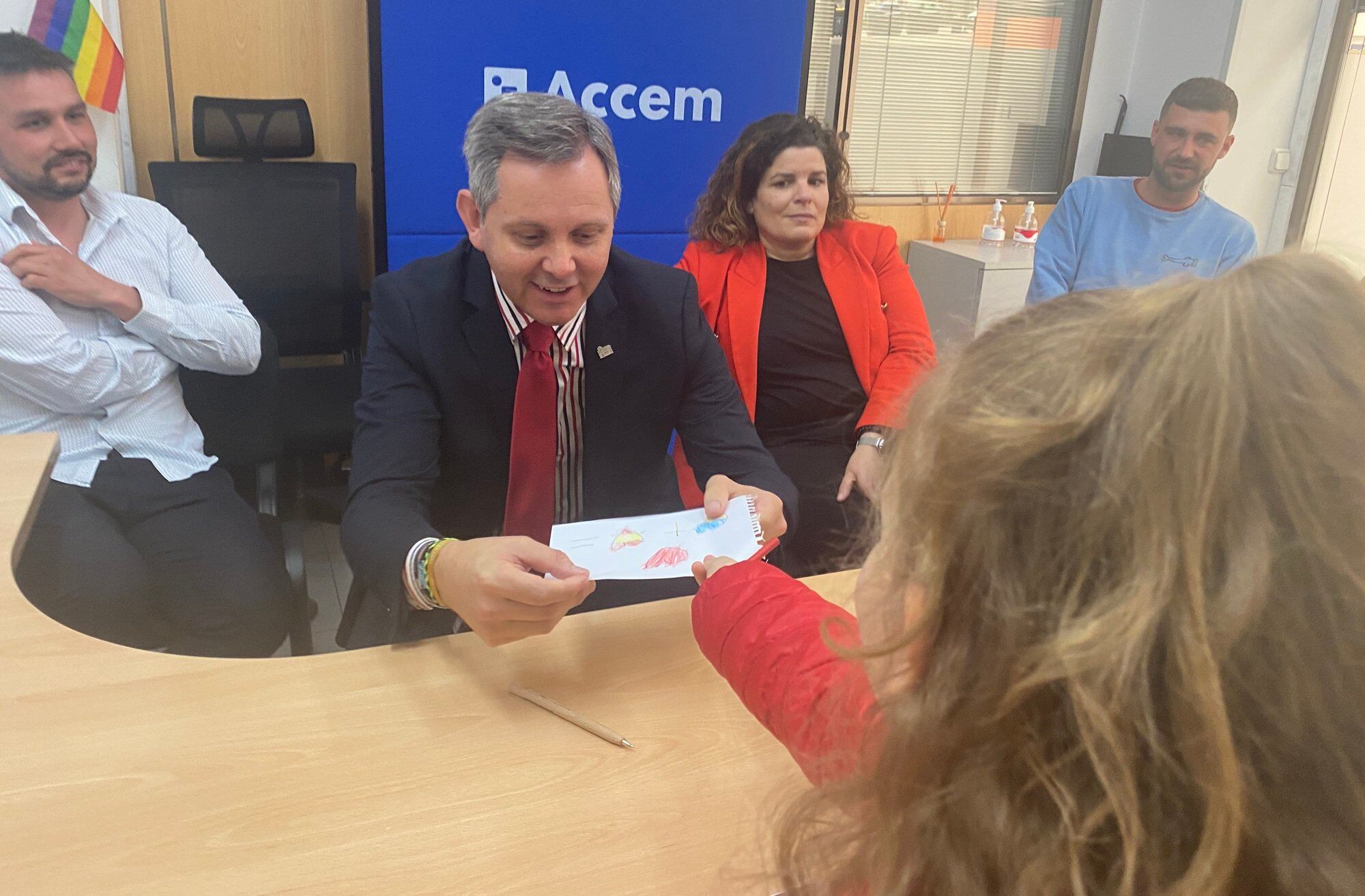 El delegado del Gobierno en Galicia, José Miñones, se reúne con refugiados ucranianos en el centro Accem de A Coruña