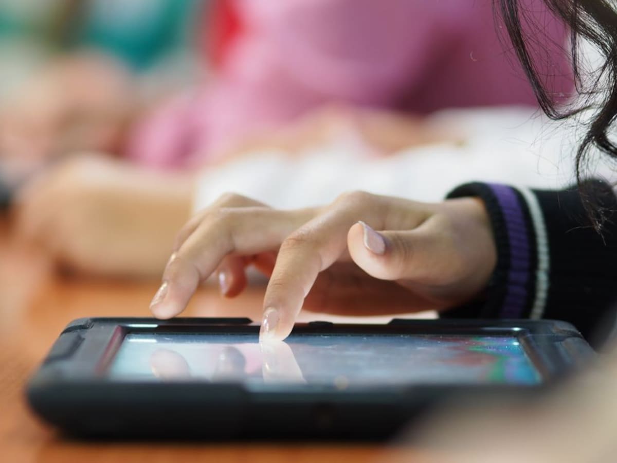 Cada vez más colegios de Euskadi retiran las pantallas en Infantil ante el riesgo para el desarrollo de los menores