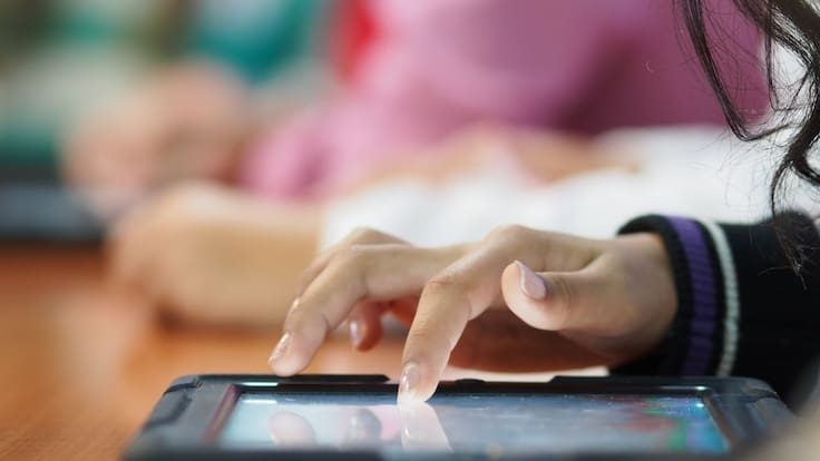 Cada vez más colegios de Euskadi retiran las pantallas en Infantil ante el riesgo para el desarrollo de los menores