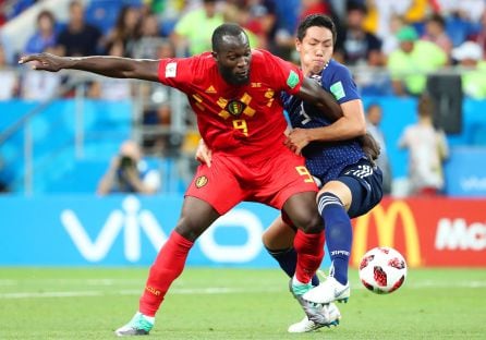 Lukaku pelea por un balón durante el partido