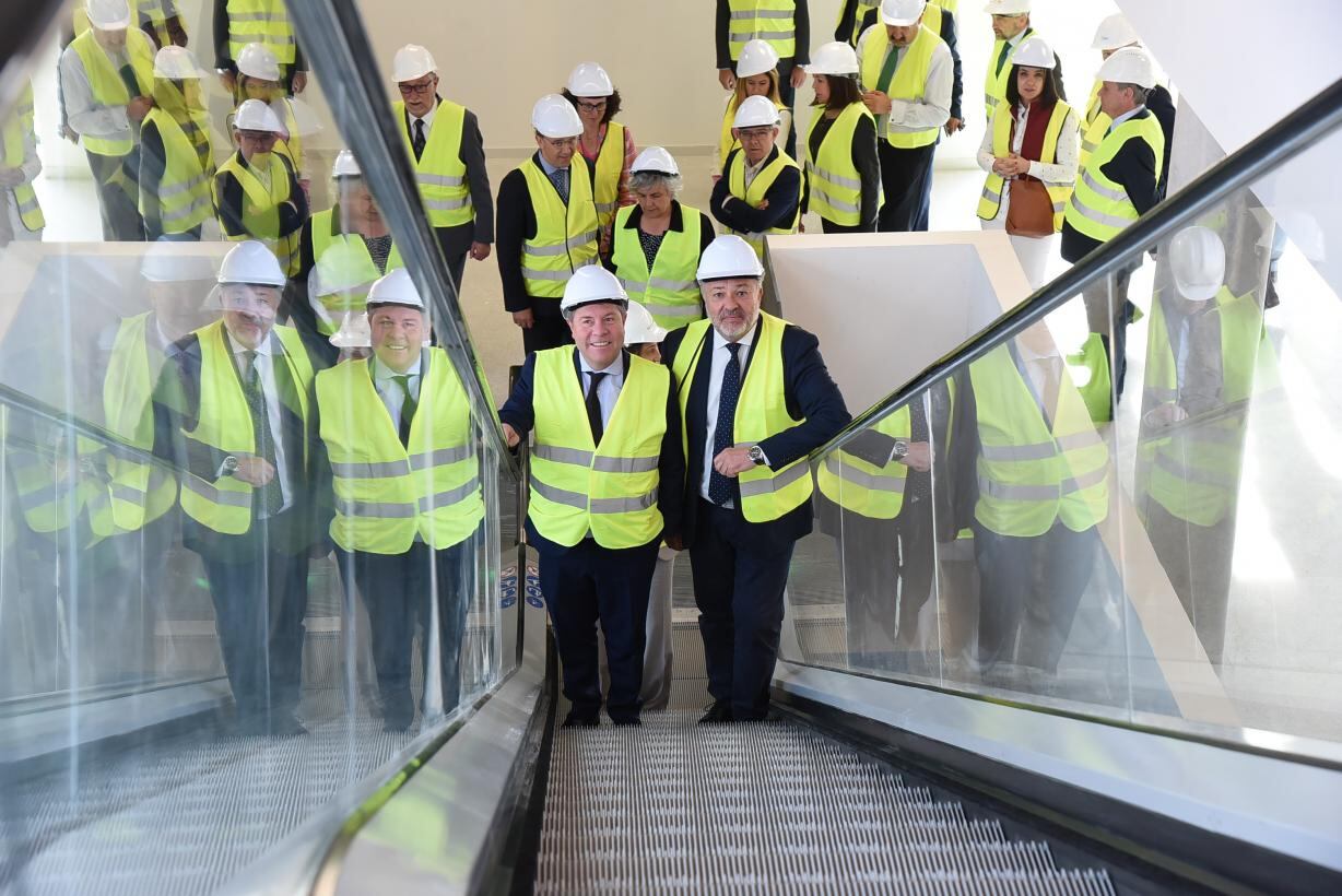 El presidente regional, Emiliano García Page, y el alcalde, Darío Dolz, han visitado las obras del Hospital Universitario de Cuenca