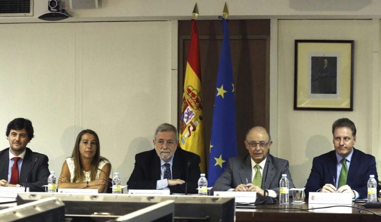 El ministro de Hacienda, Cristóbal Montoro y el secretario de Estado de Administraciones Públicas, Antonio Beteta, durante la reunión de la Mesa de la Administración General del Estado.