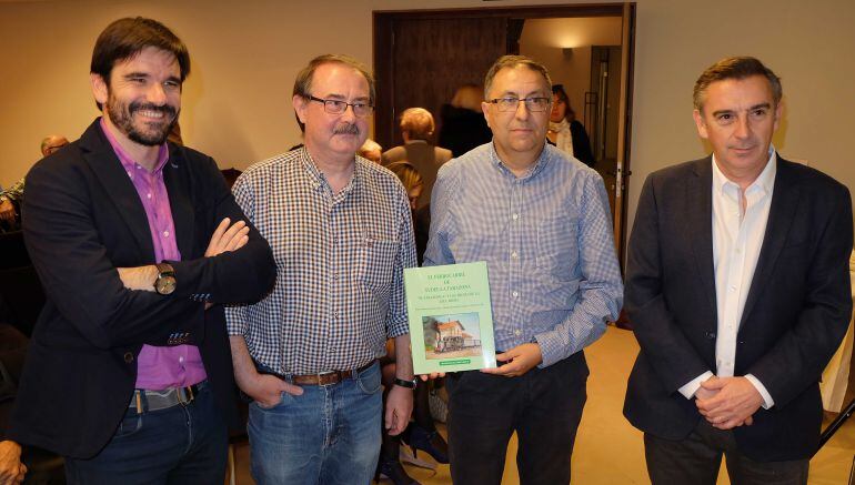 En ambos extremos, los alcaldes de Tudela, Eneko Larrarte (i) y Tarazona, Luis María Beamonte (d), en el acto de presentación del libro de la vía verde del Tarazonica