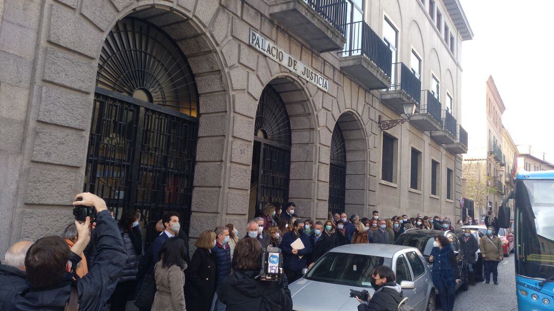 Concentración a las puertas de la Audiencia Provincial de Segovia