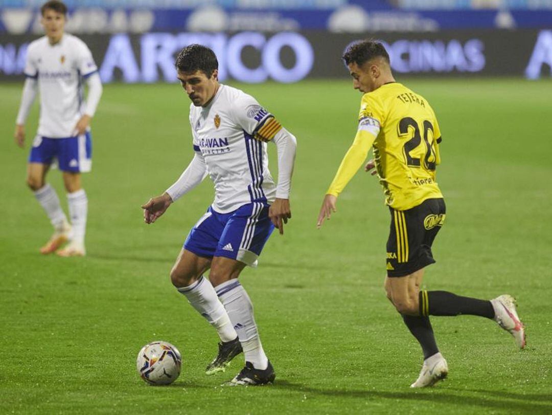 Alberto Zapater defiende el balón en el último partido contra el Oviedo
