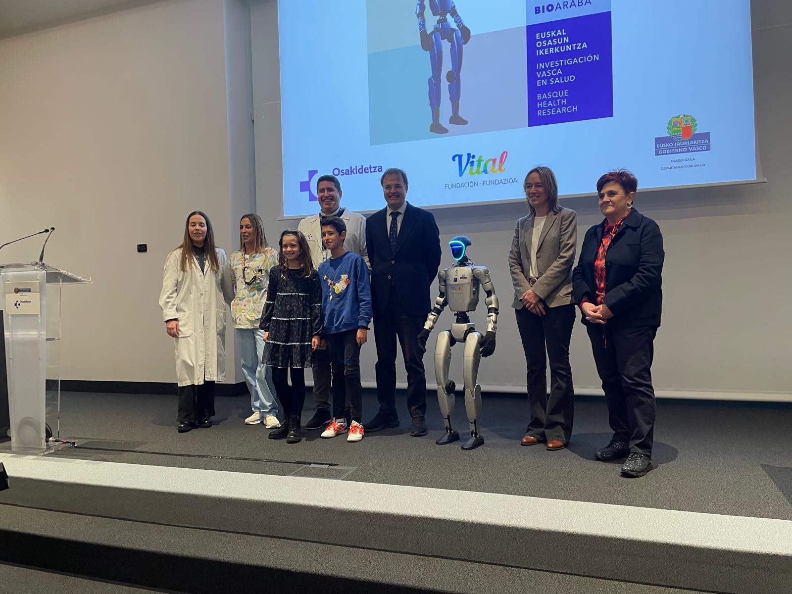 Presentación del robot humanoide SAAKI