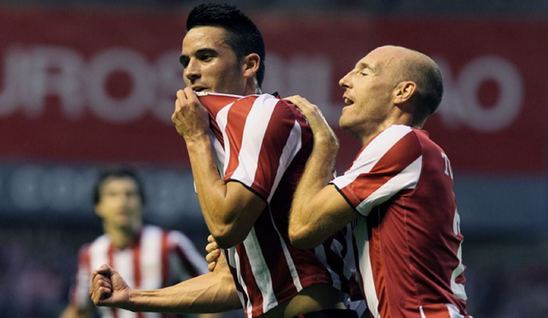 Gaizka Toquero e Ismael López, jugadores del Athletic Club de Bilbao, celebran el primer gol de su equipo en el partido de ida de la tercera ronda previa de la Liga Europa de fútbol frente al Slaven Koprivnica croata en el estadio de San Mamés