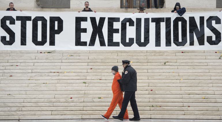 Protesta contra la pena de muerte en la Corte Suprema de EEUU en Washington.