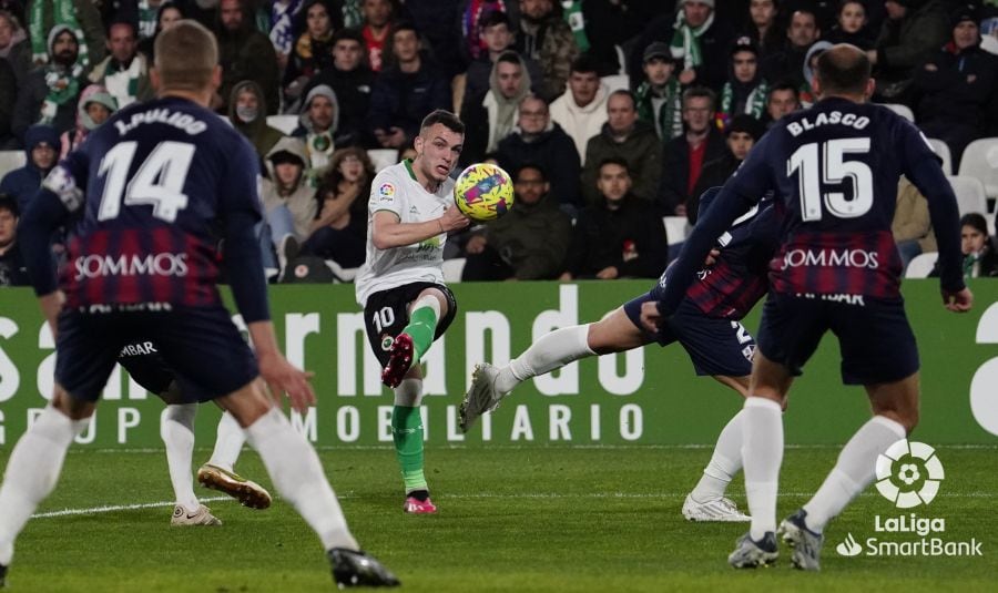 Vicente trata de centrar ante la presencia de zagueros del Huesca