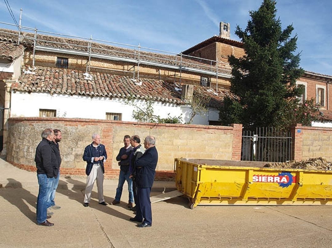 El alcalde de Villamuera de la Cueza (Palencia) es el cuarto por la izquierda, el que está más al fondo en la foto institucional