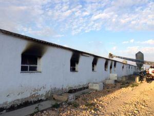 Exterior de la granja quemada