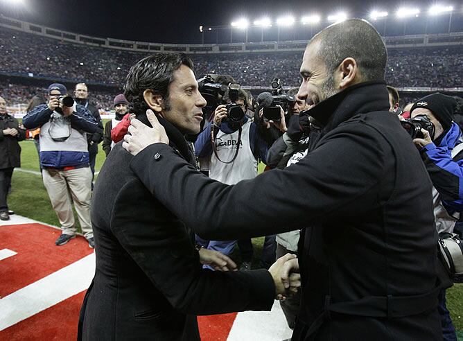 Quique Sánchez Flores y Guardiola se saludan en el Calderón