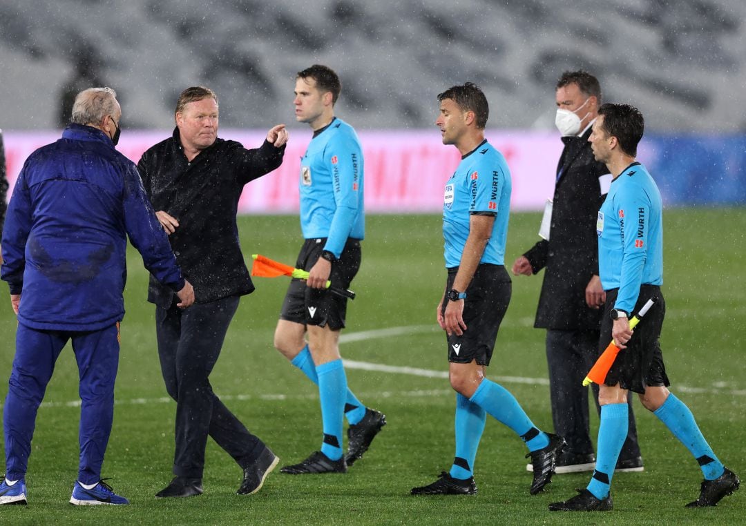 Koeman hablando con los árbitros del encuentro tras terminar el partido