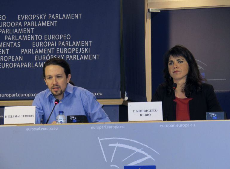 GRA316. BRUSELAS, 24/02/2015.- La eurodiputada Teresa Rodríguez ante el secretario general de Podemos, Pablo Iglesias, anuncia hoy en rueda de prensa en Bruselas, su renuncia al escaño en la Eurocámara con fecha de 5 de marzo al concurrir como candidata de Podemos a la Presidencia de la Junta de Andalucía. EFE/Lara Malvesí