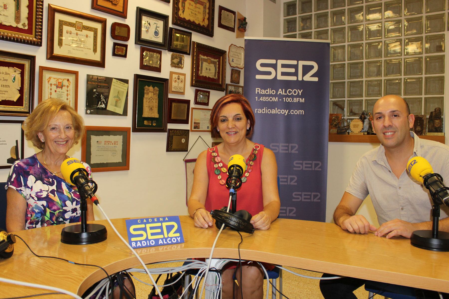 Mayte Pinilla, Reme Perelló y Carlos Gran, en el estudio central de Radio Alcoy
