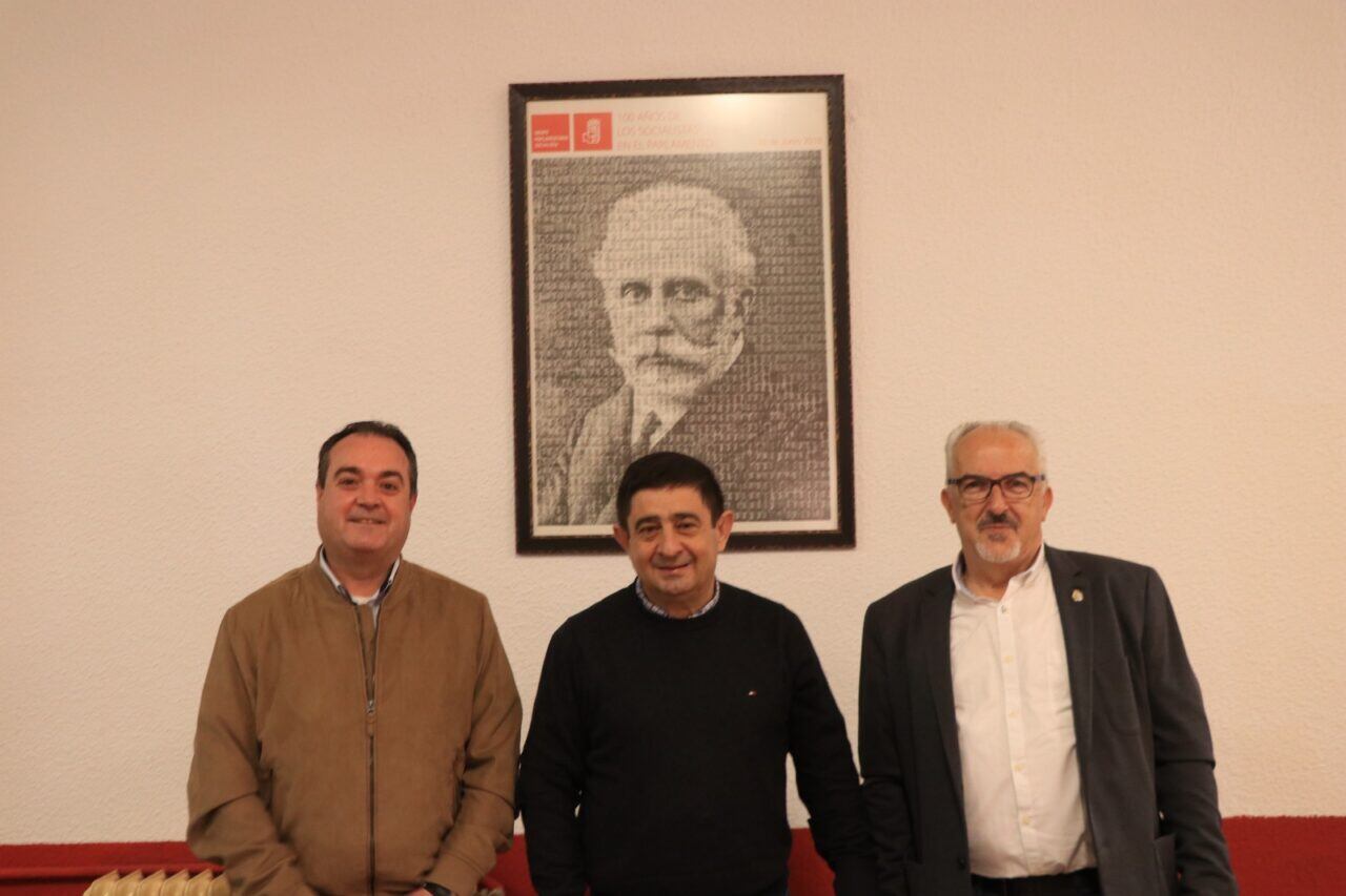 De izquierda a derecha, el alcalde de Sabiote, Luis Miguel López; el secretario general del PSOE de Jaén, Francisco Reyes, y el primer edil de Villanueva del Arzobispo, Gabriel Fajardo.