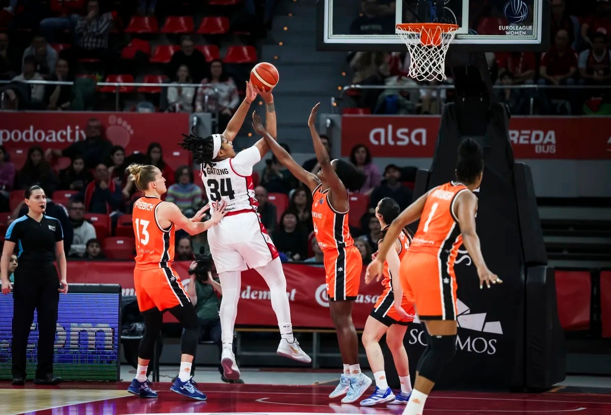 Gatling lanza a canasta ante la defensa de Fiebich, en el partido de Euroliga frente al Valencia Basket