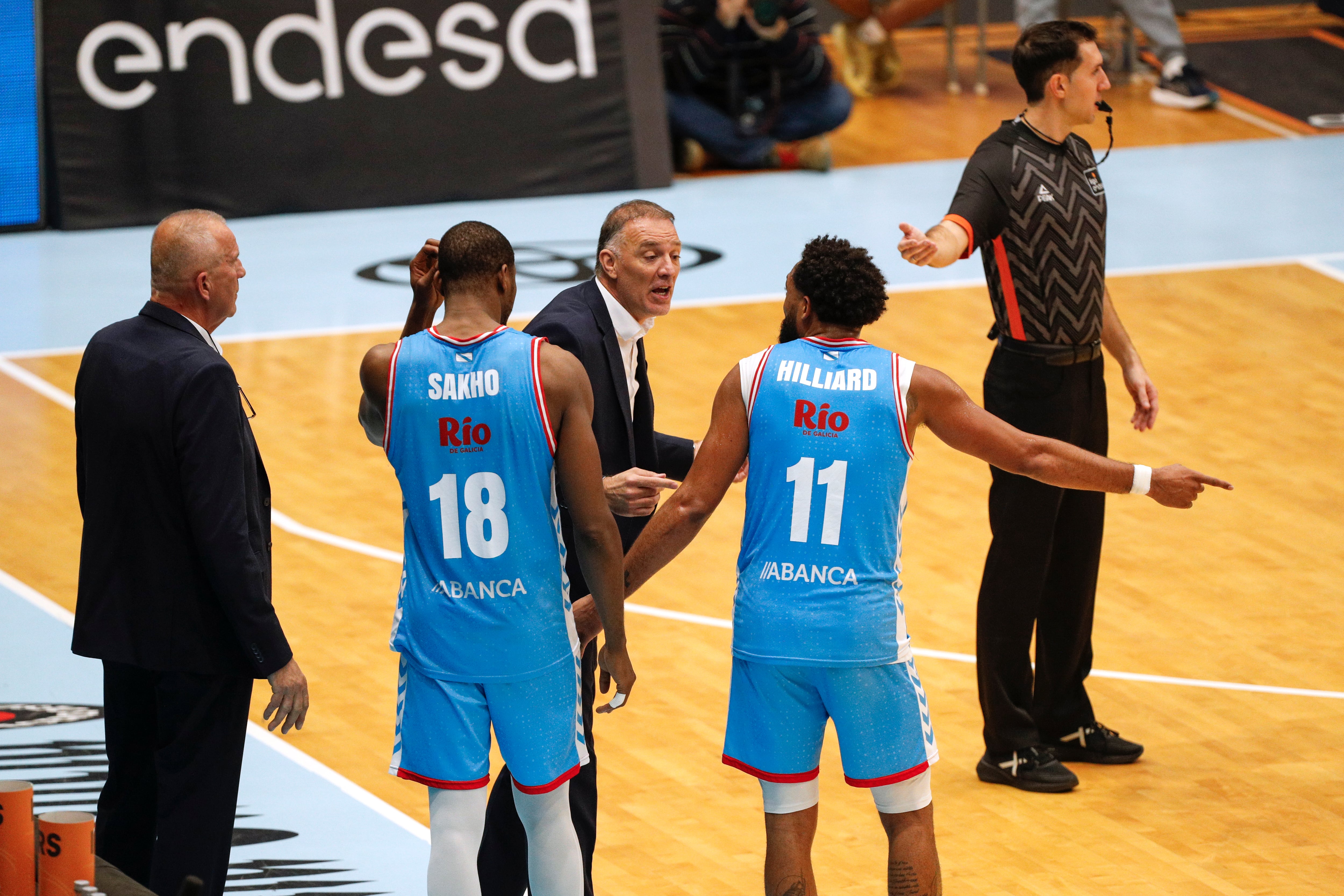 LUGO, 27/10/2024.- El entrenador del Breogán, Veljko Mrsic (c), durante el encuentro de la Liga Endesa entre Breogán y Lleida, este domingo en el Pazo dos Deportes de Lugo. EFE/ Eliseo Trigo
