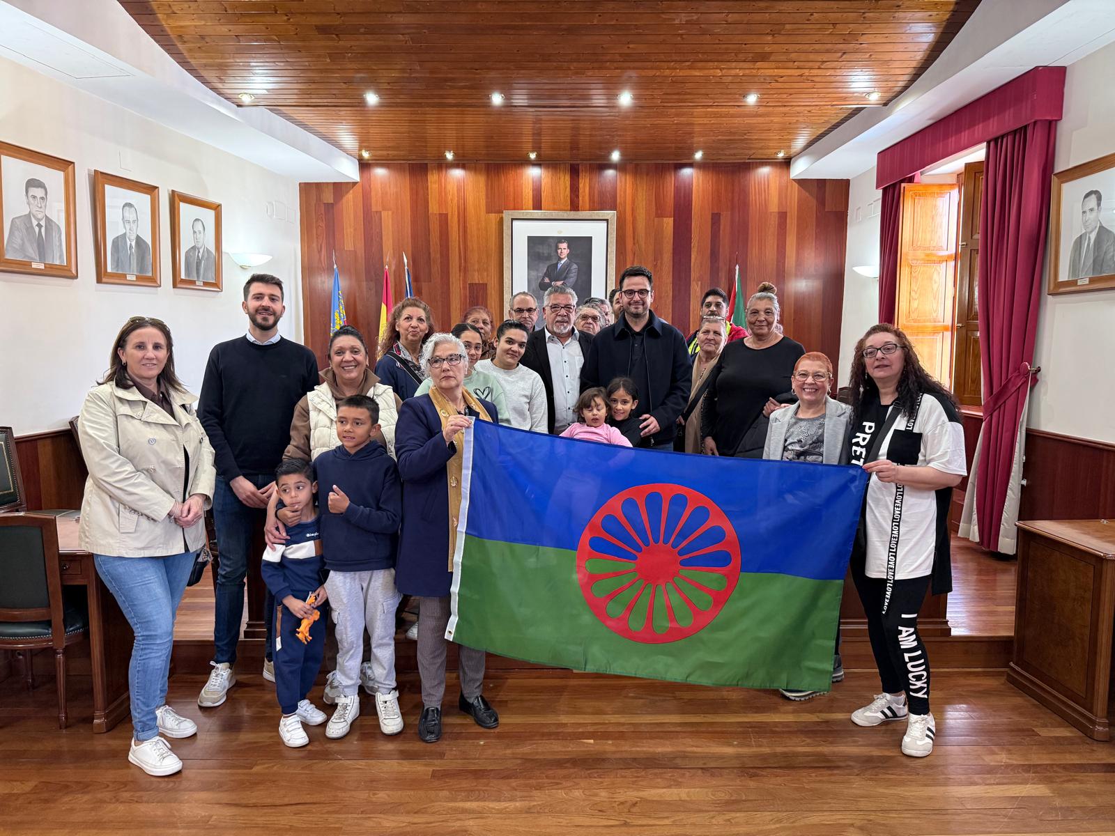 Imatge de la recepció en el saló de plenaris per part de representants del govern municipal a membres de la comunitat gitana