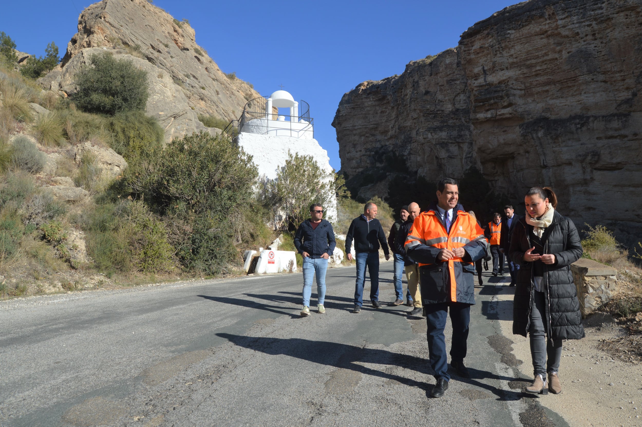 El consejero en funciones de Fomento e Infraestructuras, José Ramón Díez de Revenga, junto a la alcaldesa de Fortuna, Catalina Herrero, durante la presentación de las obras el pasado mes de marzo