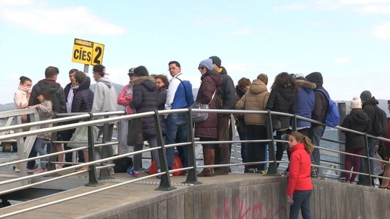 Turistas esperando este miércoles al barco que tenía como destino el paraíso vigués, las Islas Cíes