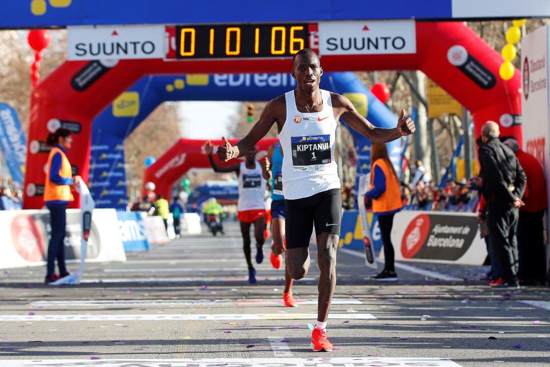 Eric Kiptanui entra a meta en primera posición en la Media Maratón de Barcelona.