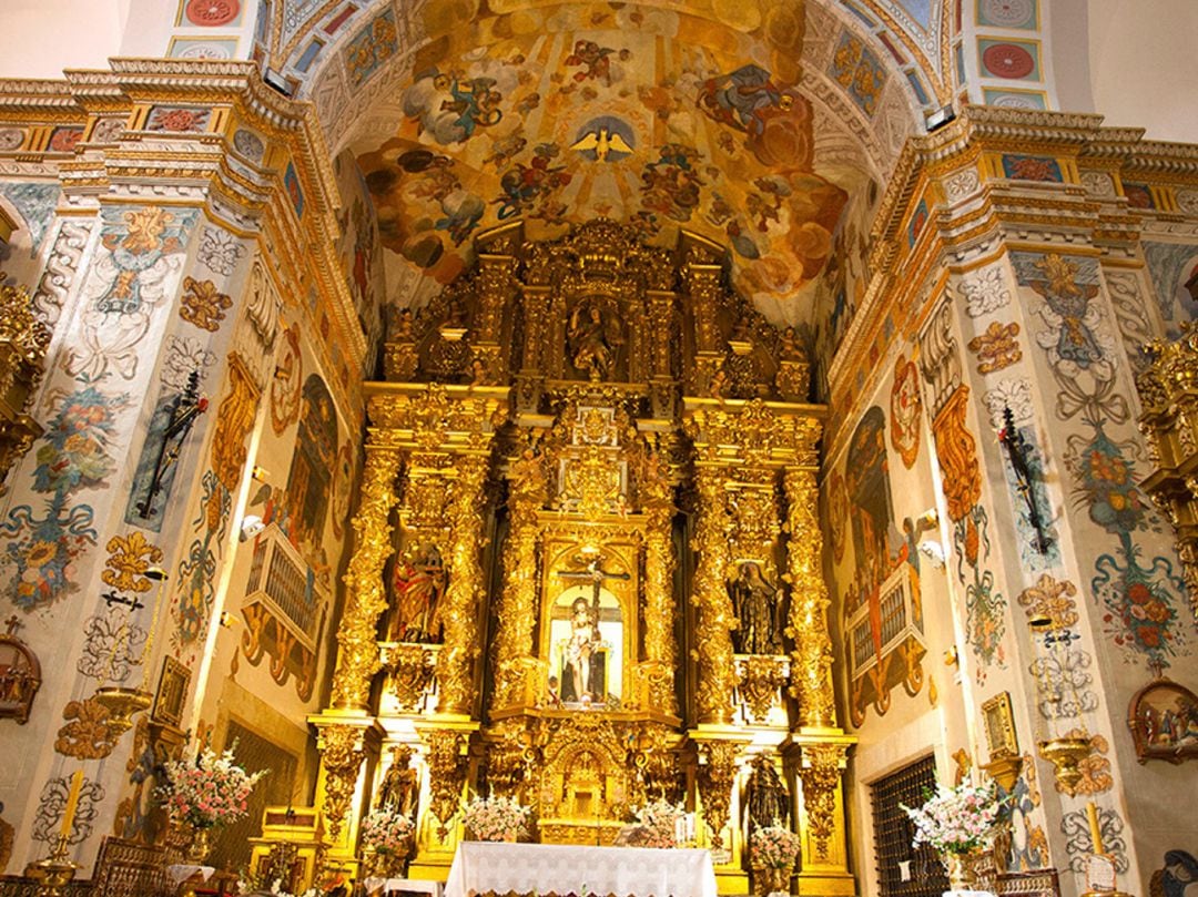 Altar mayor del monasterio de Serradilla presidido por el Stmo. Cristo de la Victoria