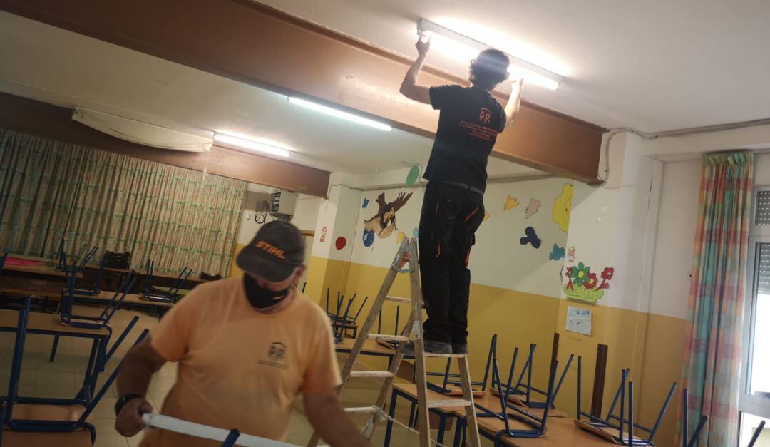 Dos operarios intervienen en un colegio de la capital.